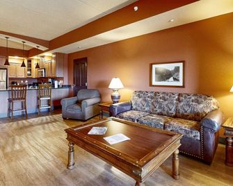 Side-by-side condos with in-room Jacuzzi, two fireplaces, & full kitchen - Wisconsin Dells - Salon