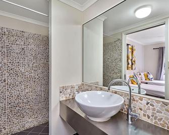 Mango Lagoon Ground Floor Apartment With Direct Pool Access From Patio - Palm Cove - Bathroom