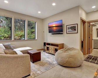 Beautiful Girdwood Cabin with Sauna & Steam Shower - Girdwood - Living room