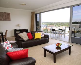 Toowoomba Central Plaza Apartment Hotel - Toowoomba - Living room