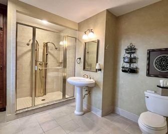 The Port Hotel - Port Washington - Bathroom