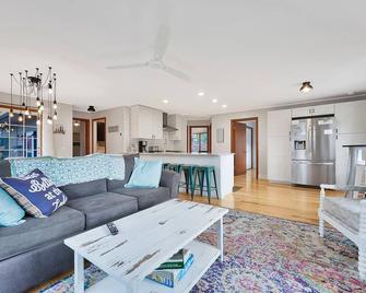 Q3 at Little Glen Lake - Empire - Sala de estar