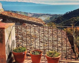 Villa Sarino - Savoca - Balcón