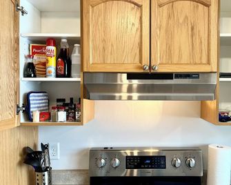 Premier 3-Bed Hideaway | Heart of Grande Prairie - Grande Prairie - Kitchen