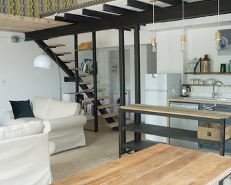 Workshop n°2 for 6 people with shared pool - Semur-en-Auxois - Living room