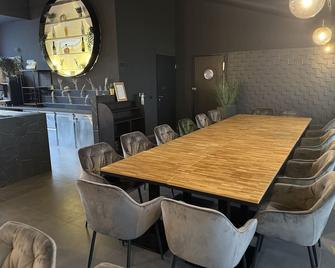 reiminski Abenteuer Space Kapseln, Tennis Squash Soccer, Sport & Wellness - Bergen - Dining room