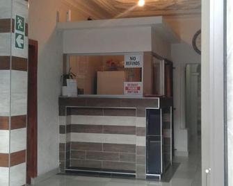 Royal Crown Guesthouse - Johannesburg - Front desk