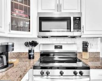 Tranquil Waterside Retreat - Fort Lauderdale - Kitchen