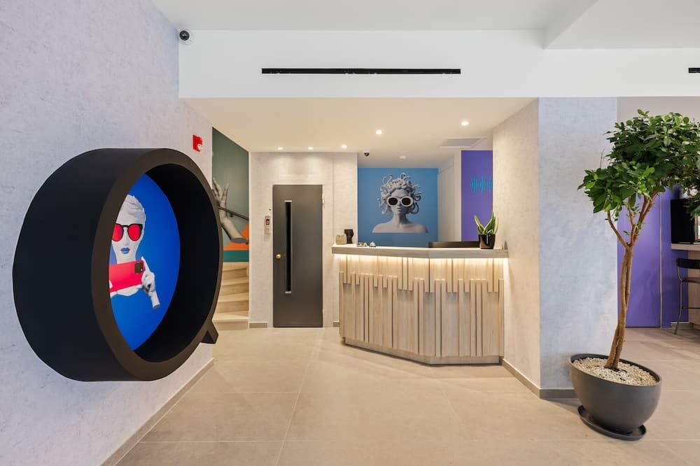The Q Hotel - אתונה - דלפק קבלה