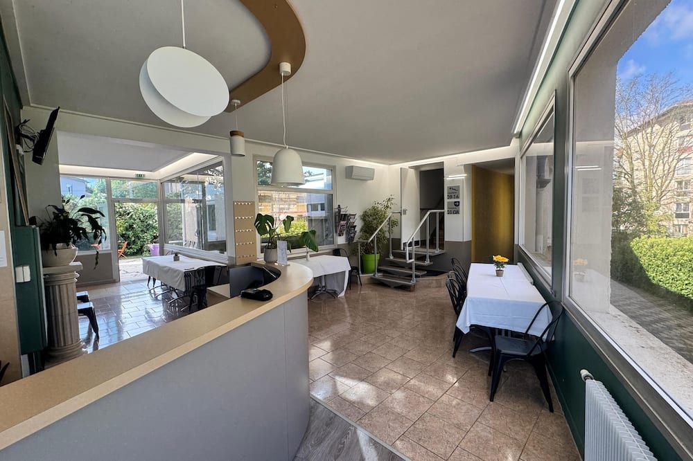 Hôtel Au Val De Saône Parking Gratuit - Sathonay-Camp - Front desk