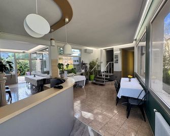 Hotel du Val de Saône - Sathonay-Camp - Front desk