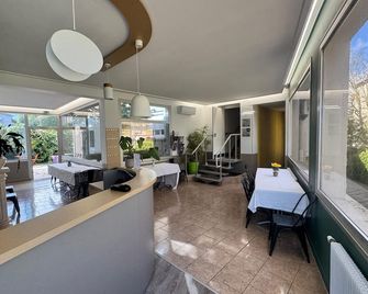Hôtel Au Val De Saône Parking Gratuit - Sathonay-Camp - Front desk
