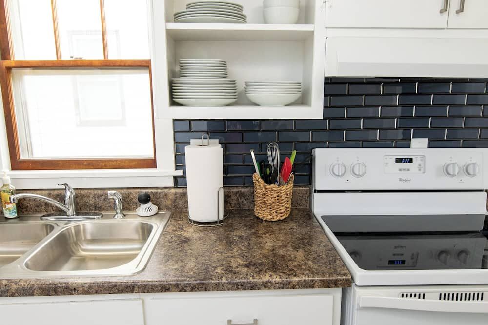 Cozy Cottage in the city with 2 bedrooms close to Downtown - Sioux Falls - Cocina