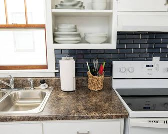 Cozy Cottage in the city with 2 bedrooms close to Downtown - Sioux Falls - Kitchen