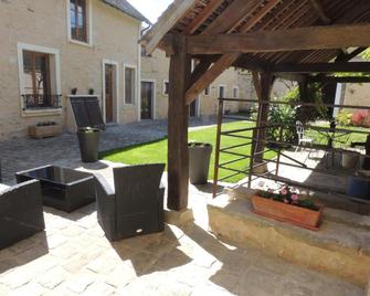 Ilot Bonheur - Ury - Innenhof