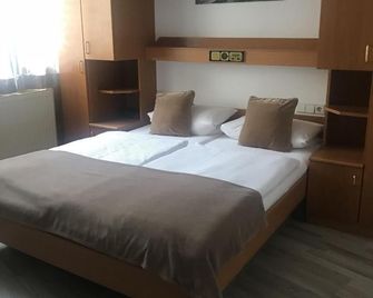 Garni-Hotel Adler - Ostfildern - Bedroom