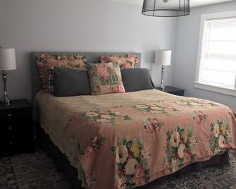 Hilltop Home With Great Views - Putney - Bedroom