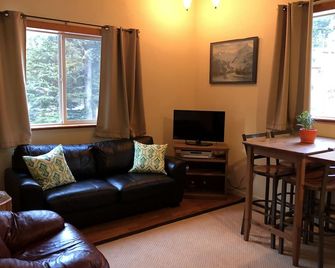 Bright, open Girdwood studio - Girdwood - Living room