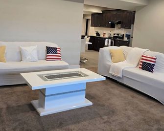 Golden Acreage Getaway 2 Bedroom - Balzac - Living room