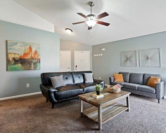 Family or Team Stay/5 Min. to Grand Park/Gas Grill - Westfield - Living room