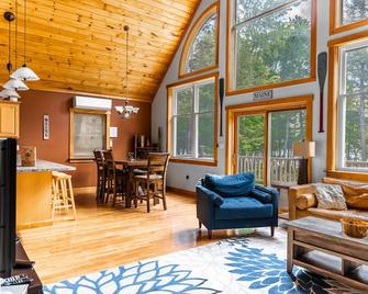 Lakefront house on Sebec Lake, ME. Fast WiFi, chef! - Dover Foxcroft - Sala de estar