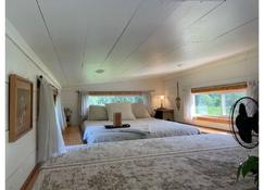 The Lily Pad - Bush - Bedroom