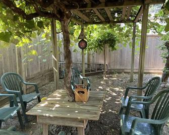 Quite House near the Vancouver Airport - Richmond - Patio