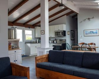 Airy beach cottage steps away from Pine Point Beach! - Scarborough - Living room