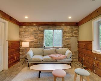 Cozy Goode Cabin with Deck about 17 Mi to Lynchburg - Goode - Sala de estar
