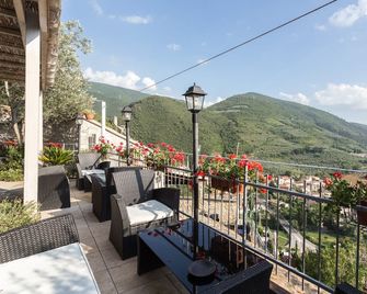 Le Rocche - Under The Castel, Ametista Apartment With Spa And Black River View - Ferentillo - Balcony