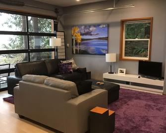 Halcyon Hill Hideaway - Gibsons - Living room