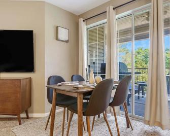 Rocky Shore Tranquility - Kimberling City - Dining room