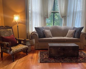 Rossland's Luxury Guest House - Rossland - Sala de estar