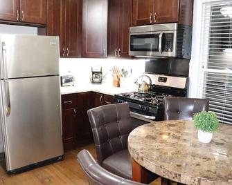 1br Apartment - Walk To Shops - Downtown Oak Park - Oak Park - Kitchen
