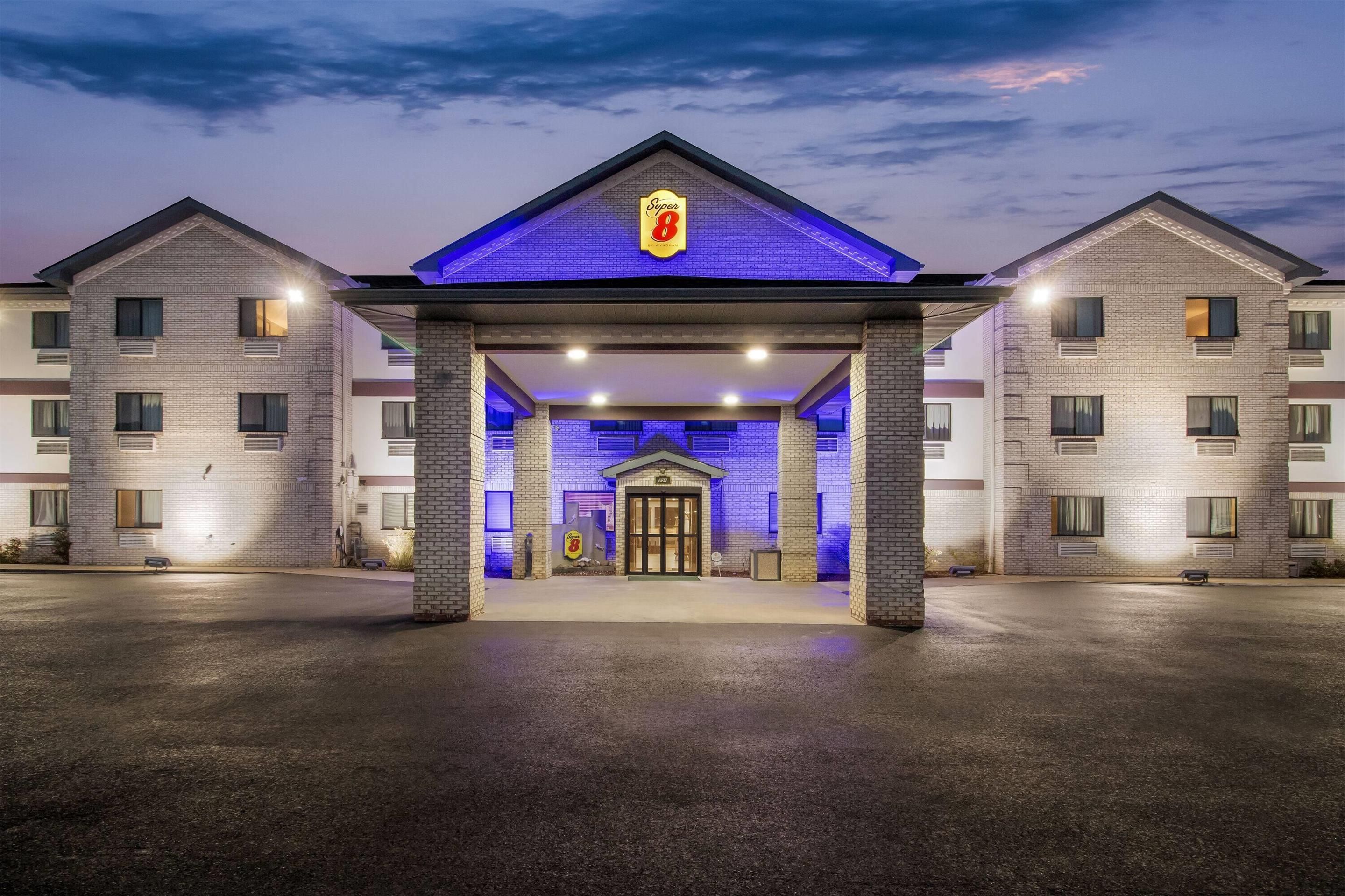 Super 8 by Wyndham Uniontown PA - Uniontown - Gebouw