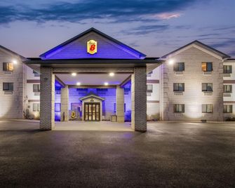 Super 8 by Wyndham Uniontown PA - Uniontown - Gebouw