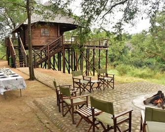 Tranquil Chalets in Game Reserve (70km from Kruger National Park) - Gravelotte - Patio