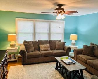 Hadley Amherst Location.Explore the Valley Colleges! - Hadley - Wohnzimmer