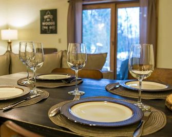 Beautiful 2-bedroom with private outdoor space. 5min walk to Main Street. - Lake Placid - Comedor