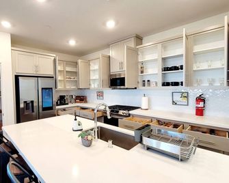 Peaceful 4br-3ba Villa W/Club-House+pool Spa Deck Garden - Tracy - Cucina