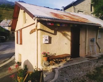 Mini Maison au Calme avec Coin Exterieur - Eygliers - Edificio