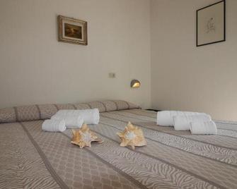 Hotel Kiss - Cesenatico - Bedroom