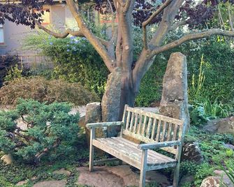 Peaceful backyard studio cottage. 5 min. to Ashby BART; free off street parking - Oakland - Patio