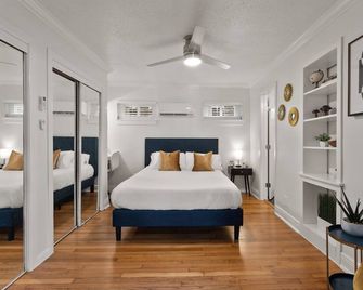 Chic 1BR Apartment in the Heart of Montrose, Walk to Restaurants and Bars - Houston - Schlafzimmer