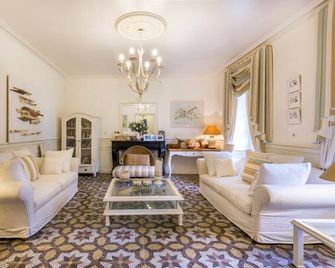 L'Oustal Des Fleurs - Four Bedroom Villa, Sleeps 8 - Olonzac - Sala de estar