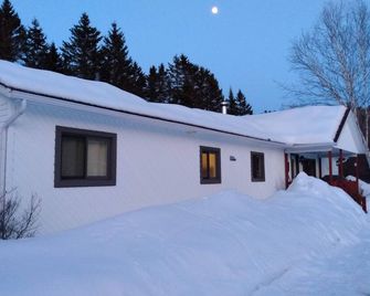 Chalet Osky - le calme entre le lac et la montagne de ski - Saint-Côme - Building