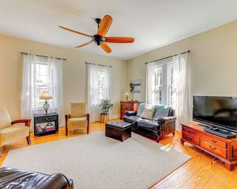 Home w/ Fire Pit 1 Mi to Willis Wharf Boat Ramp! - Exmore - Sala de estar