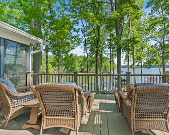 Secluded Lake Oconee 4 Bed/4 BA lakefront home w/ Private dock, 10 Min to Publix - Eatonton - Balcony