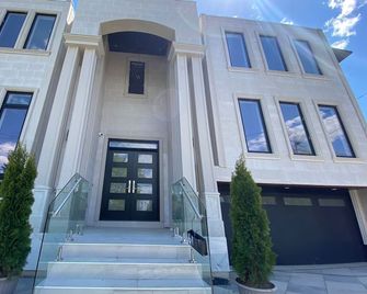Comfortable Room in Toronto next to Yorkdale shopping mall - Toronto - Toà nhà