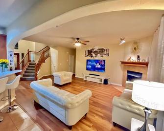 Modern, Spacious, Comfy & Cozy quiet retreat with king size beds for longer stay - Edmond - Living room